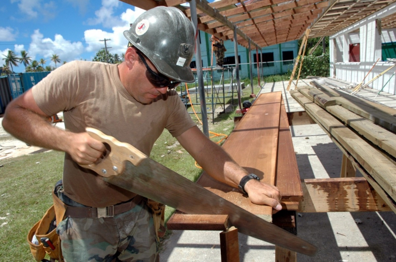 charpentier-CALLIAN-min_worker_construction_building_carpenter_male_job_build_helmet-893290